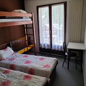 chambre-triple-avec-balcon-et-salle-de-bains-privative-4.fr-provencehotel.com/